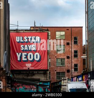 Un grande cartello per l'Ulster Sports Club di Belfast, Irlanda del Nord. Il segno è un gioco di parole sul famoso slogan ‘ Ulster dice di no ” Foto Stock