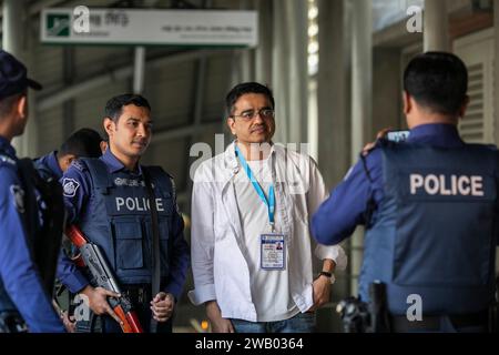 Dhaka, Bangladesh. 7 gennaio 2024. Khaled Muhiuddin, un giornalista bengalese della Deutsche Welle (DW), scatta foto con i poliziotti. (Foto di Sazzad Hossain/SOPA Images/Sipa USA) credito: SIPA USA/Alamy Live News Foto Stock