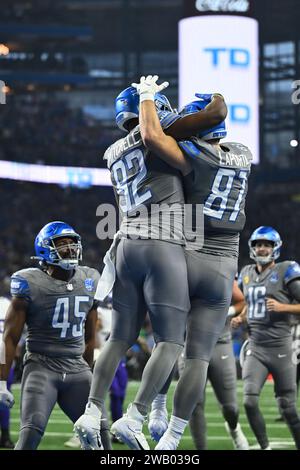 DETROIT, mi - GENNAIO 07: Il tight end dei Detroit Lions (87) Sam Laporta festeggia il suo touchdown con il tight end dei Detroit Lions (82) James Mitchell durante la partita tra Minnesota Vikings e Detroit Lions il 7 gennaio 2024 al Ford Field di Detroit, mi (foto di Allan Dranberg/CSM) credito: CAL Sport Media/Alamy Live News Foto Stock