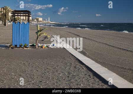 Spogliatoio in legno blu sulla spiaggia di Torrox costa Foto Stock