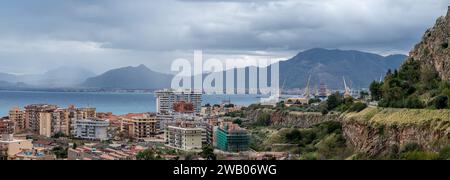 Aranella, Sicilia, Italia, 16 dicembre 2023 - ampia vista panoramica sul paese, la costa e le montagne sullo sfondo Foto Stock