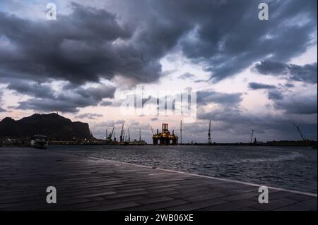 Palmero, Sicilia, Italia, 16 dicembre 2023 - la passeggiata al porto durante una serata tempestosa Foto Stock