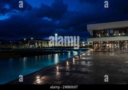 Palmero, Sicilia, Italia, 16 dicembre 2023 - colorata fontana illuminata del ristorante dello Yacht Club di Palermo di notte Foto Stock