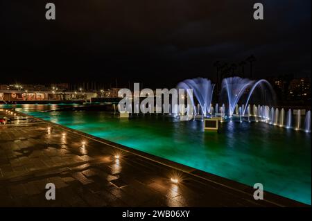 Palmero, Sicilia, Italia, 16 dicembre 2023 - colorata fontana illuminata del ristorante dello Yacht Club di Palermo di notte Foto Stock