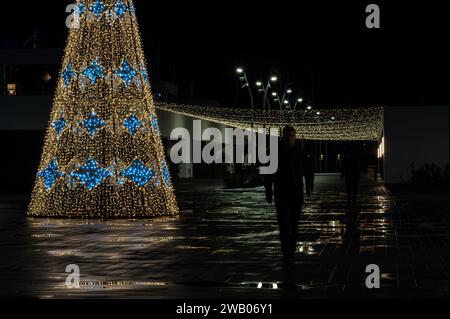 Palmero, Sicilia, Italia, 16 dicembre 2023 - decorazione natalizia illuminata sul lungomare del porto di notte Foto Stock