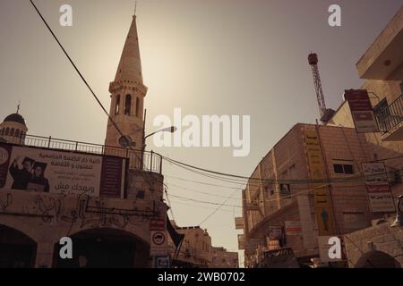 La chiesa cristiana e le vecchie case sulle strade della città di Betlemme, Cisgiordania (Palestina) di sera. Foto Stock