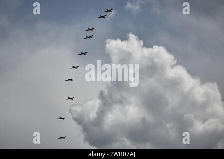 Aerei T-6D TEXAN che volano in formazione riproducendo l'attacco giapponese a Pearl Harbor Foto Stock