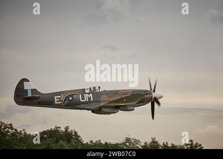 Supermarine Spitfire PR.XIX PS890 (F-AZJS) decolla durante lo spettacolo aereo Foto Stock