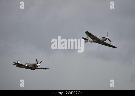 Supermarine Spitfire PR.XIX PS890 (F-AZJS) e Spitfire LF Mk.Vb EP120, G-LFVB in volo Foto Stock