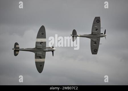 Supermarine Spitfire PR.XIX PS890 (F-AZJS) e Spitfire LF Mk.Vb EP120, G-LFVB in volo Foto Stock