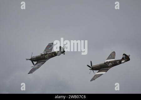 Supermarine Spitfire PR.XIX PS890 (F-AZJS) e Spitfire LF Mk.Vb EP120, G-LFVB in volo Foto Stock