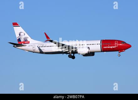 Un Boeing 737-8 MAX norvegese, con coda dedicata allo scienziato Piet Hein in avvicinamento all'aeroporto di Gatwick Foto Stock