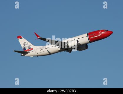 Un Boeing 737-8 MAX norvegese, con coda dedicata allo scienziato Piet Hein in avvicinamento all'aeroporto di Gatwick Foto Stock