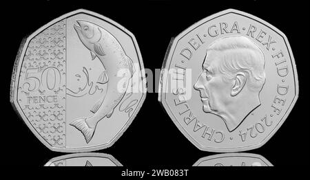 La moneta di salmone artico da 50 pence tratta dal set definitivo di monete annuali con il primo ritratto in moneta di re Carlo III di Martin Jennings Foto Stock