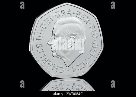 La moneta di salmone artico da 50 pence tratta dal set definitivo di monete annuali con il primo ritratto in moneta di re Carlo III di Martin Jennings Foto Stock