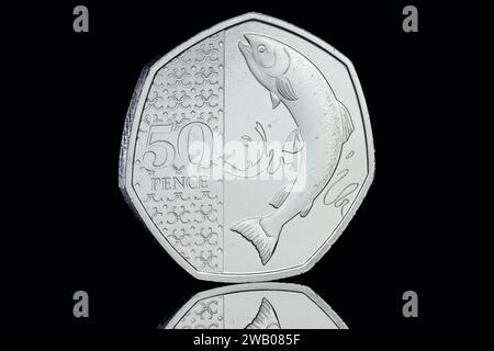 La moneta di salmone artico da 50 pence tratta dal set definitivo di monete annuali con il primo ritratto in moneta di re Carlo III di Martin Jennings Foto Stock