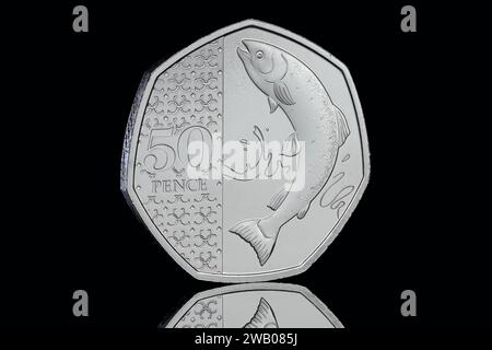 La moneta di salmone artico da 50 pence tratta dal set definitivo di monete annuali con il primo ritratto in moneta di re Carlo III di Martin Jennings Foto Stock