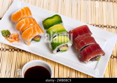 Set di involtini di urumaki con salmone, tonno, avocado e granchio Foto Stock