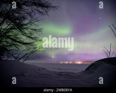 Spettacolare aurora boreale su un lago a Lulea, Svezia Foto Stock