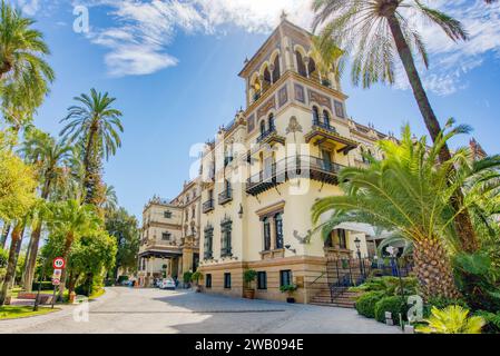 Siviglia, Spagna - 1 settembre 2023: Facciata del lussuoso Hotel Alfonso, inaugurato nel 1929 e intitolato ad Alfonso XIII, re di Spagna Foto Stock