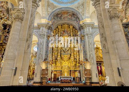 Siviglia, Spagna - 1 settembre 2023: L'interno decorato e l'altare della chiesa Iglesia del Salvador costruita nel XVII secolo Foto Stock