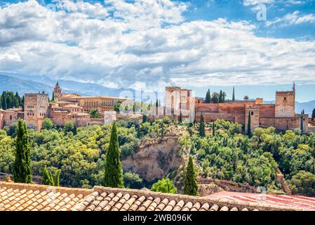 Granada, Spagna - 31 agosto 2023: Skyline della storica fortezza dell'Alhambra a Granada, Spagna, risalente al XIII secolo Foto Stock