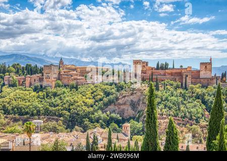 Granada, Spagna - 31 agosto 2023: Skyline della storica fortezza dell'Alhambra a Granada, Spagna, risalente al XIII secolo Foto Stock