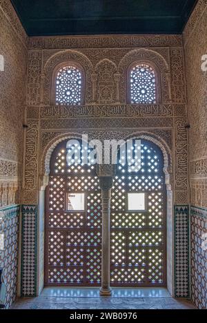 La luce del sole illumina i dettagli decorati di una moschea islamica in Spagna Foto Stock