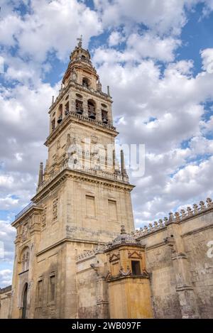 Cordova, Spagna - 30 agosto 2023: Campanile esterno della cattedrale Mezquita, originariamente parte della grande Moschea di Cordova Foto Stock