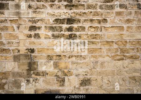 Sfondo murale esterno in pietra calcarea rustica e resistente alle intemperie Foto Stock