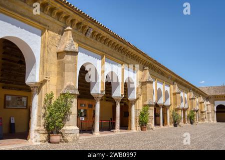 Cordova, Spagna - 30 agosto 2023: Esterno della Cattedrale Mezquita, originariamente parte della grande Moschea di Cordova Foto Stock
