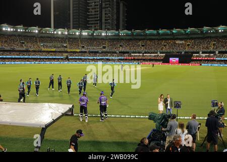 Brisbane, Australia. 7 gennaio 2024. I giocatori entrano nel campo per ricominciare a giocare durante la partita della Big Bash League tra Brisbane Heat e Hobart Foto Stock