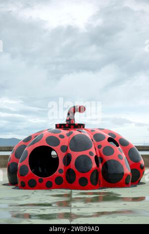 Scultura della zucca rossa di Yayoi Kusama', porto di Miyanoura, Naoshima, Kagawa, Shikoku, Giappone Foto Stock