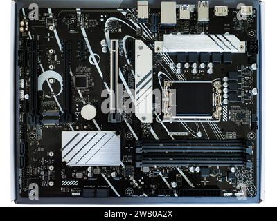 Scheda madre con componenti. scheda informatica elettronica, riparazione laptop, vista dall'alto, primo piano Foto Stock