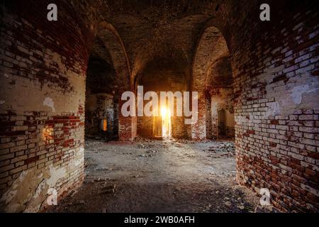 Sala dell'antico edificio storico abbandonato in mattoni rossi. Foto Stock