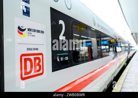 Duesseldorf, Deutschland 10. Mai 2023: EHF EM 2024 Präsentation ICE - Botschafter ICE 9201 mit Logo Mens EHF Euro 2024 Düsseldorf Nordrhein-Westfalen Deutschland **** Duesseldorf, Germania 10 maggio 2023 EHF EM 2024 presentazione ICE Ambassador ICE 9201 con logo Mens EHF Euro 2024 Duesseldorf Renania settentrionale-Vestfalia Germania Foto Stock