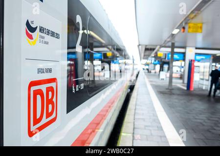 Duesseldorf, Deutschland 10. Mai 2023: EHF EM 2024 Präsentation ICE - ICE 2. Klasse mit Logo Mens EHF Euro 2024 Official Partner DB und Klimafreundlicher Mobilitätspartner der Handball-EM 2024 Düsseldorf Nordrhein-Westfalen Deutschland *** Duesseldorf, Germania 10 maggio 2023 EHF EM 2024 presentazione ICE classe 2 con logo Mens EHF Euro 2024 Official Partner DB e Climate friendly Mobility partner di Handball EM 2024 Duesseldorf North Rhine-Westphalia Germania Foto Stock