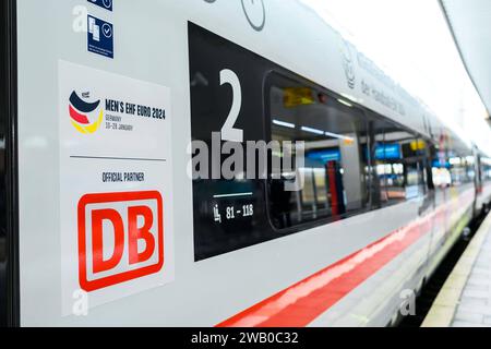 Duesseldorf, Deutschland 10. Mai 2023: EHF EM 2024 Präsentation ICE - ICE 2. Klasse mit Logo Mens EHF Euro 2024 Official Partner DB und Klimafreundlicher Mobilitätspartner der Handball-EM 2024 Düsseldorf Nordrhein-Westfalen Deutschland *** Duesseldorf, Germania 10 maggio 2023 EHF EM 2024 presentazione ICE classe 2 con logo Mens EHF Euro 2024 Official Partner DB e Climate friendly Mobility partner di Handball EM 2024 Duesseldorf North Rhine-Westphalia Germania Foto Stock