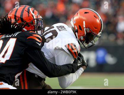 Cincinnati. Ohio, USA. 7 gennaio 2024. Cincinnati, Stati Uniti. 7 gennaio 2024. Il wide receiver dei Cleveland Browns David Bell (19) effettua la presa sotto la pressione dei Cincinnati Bengals Sidney Jones (24) durante il secondo tempo di gioco al Paycor Stadium di domenica 7 gennaio 2024 a Cincinnati. Ohio Photo di John Sommers II/UPI Credit: UPI/Alamy Live News Credit: UPI/Alamy Live News Foto Stock