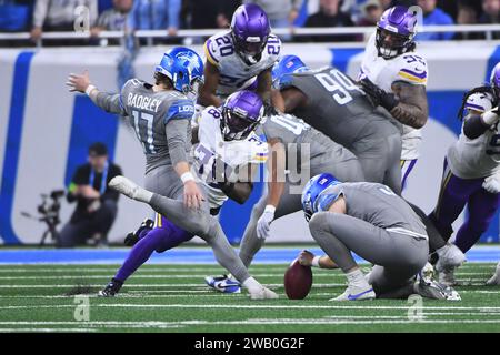 DETROIT, mi - GENNAIO 07: Il placekicker dei Detroit Lions (17) Michael Badgley fa un PAT durante la partita tra Minnesota Vikings e Detroit Lions il 7 gennaio 2024 al Ford Field di Detroit, mi (foto di Allan Dranberg/CSM) Foto Stock
