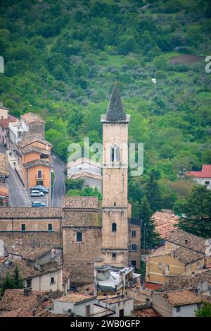 Campanile della Chiesa madre della Madonna della Misericordia - Pacentro - Italia Foto Stock