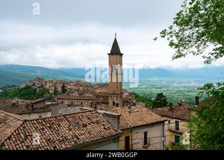 Campanile della Chiesa madre della Madonna della Misericordia - Pacentro - Italia Foto Stock