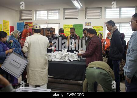 Dhaka, Bangladesh. 7 gennaio 2024. I funzionari elettorali si preparano a contare le schede elettorali in un collegio elettorale. (Immagine di credito: © /ZUMA Press Wire) SOLO USO EDITORIALE! Non per USO commerciale! Crediti: ZUMA Press, Inc./Alamy Live News Foto Stock