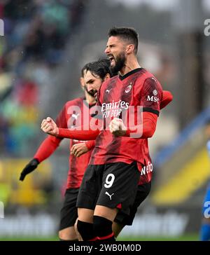 Empoli, Italia. 7 gennaio 2024. Olivier Giroud (davanti) del Milan festeggia il suo gol durante la partita di serie A tra l'AC Milan e l'Empoli a Empoli, in Italia, 7 gennaio 2024. Credito: Augusto Casasoli/Xinhua/Alamy Live News Foto Stock