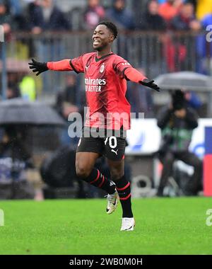 Empoli, Italia. 7 gennaio 2024. Chaka Traore del Milan festeggia il suo gol durante la partita di calcio di serie A tra il Milan e l'Empoli a Empoli, in Italia, il 7 gennaio 2024. Credito: Augusto Casasoli/Xinhua/Alamy Live News Foto Stock