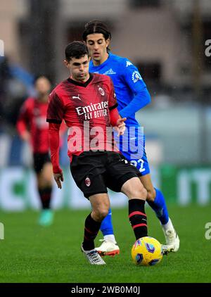 Empoli, Italia. 7 gennaio 2024. Christian Pulisic (L) dell'AC Milan vies con Youssef Maleh di Empoli durante la partita di calcio di serie A tra l'AC Milan e l'Empoli a Empoli, Italia, 7 gennaio 2024. Credito: Augusto Casasoli/Xinhua/Alamy Live News Foto Stock