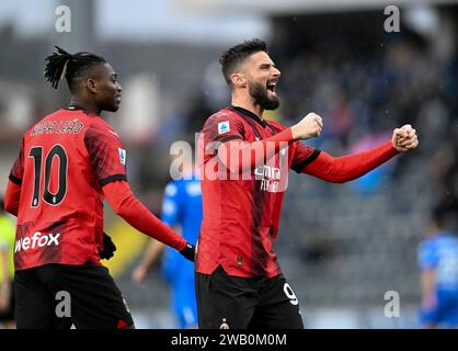 Empoli, Italia. 7 gennaio 2024. Olivier Giroud (R) del Milan festeggia il suo gol durante la partita di serie A tra l'AC Milan e l'Empoli a Empoli, in Italia, 7 gennaio 2024. Credito: Augusto Casasoli/Xinhua/Alamy Live News Foto Stock