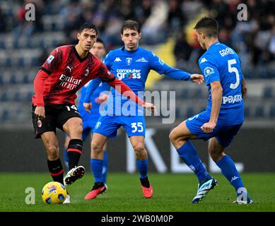 Empoli, Italia. 7 gennaio 2024. Tijjani Reijnders (L) dell'AC Milan si aggira con Alberto grassi (R) dell'Empoli durante la partita di calcio di serie A italiana tra l'AC Milan e l'Empoli a Empoli, Italia, 7 gennaio 2024. Credito: Augusto Casasoli/Xinhua/Alamy Live News Foto Stock