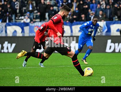 Empoli, Italia. 7 gennaio 2024. Olivier Giroud del Milan segna il suo gol durante la partita di serie A tra il Milan e l'Empoli a Empoli, in Italia, 7 gennaio 2024. Credito: Augusto Casasoli/Xinhua/Alamy Live News Foto Stock