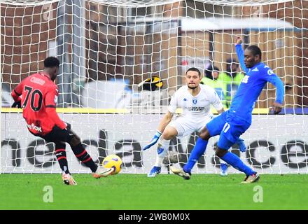 Empoli, Italia. 7 gennaio 2024. Chaka Traore (L) del Milan segna il suo gol durante la partita di calcio di serie A italiana tra AC Milan e Empoli a Empoli, in Italia, 7 gennaio 2024. Credito: Augusto Casasoli/Xinhua/Alamy Live News Foto Stock